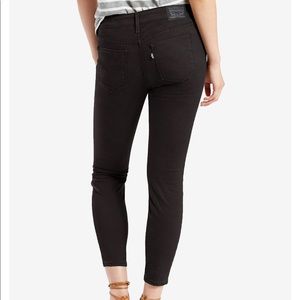 NWT! Levi’s black 711 jeans